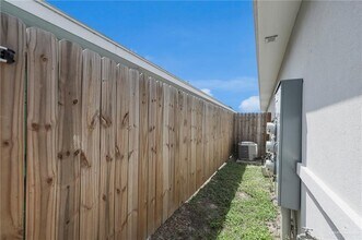 Building Photo - 13 S Dahlia St