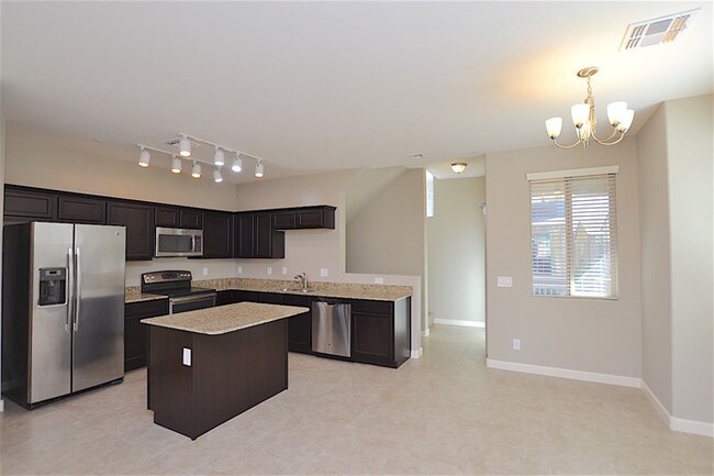 Building Photo - Beautiful Townhouse in Gated Community!