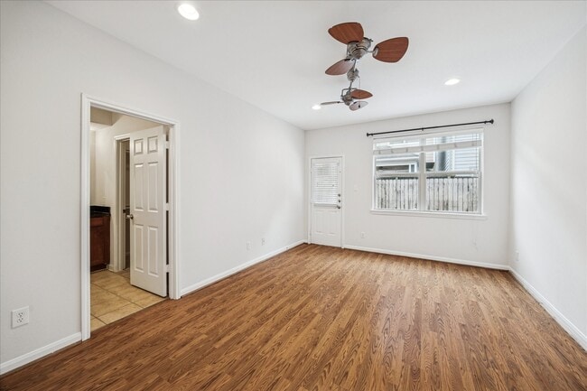 Building Photo - 1135 Louise St