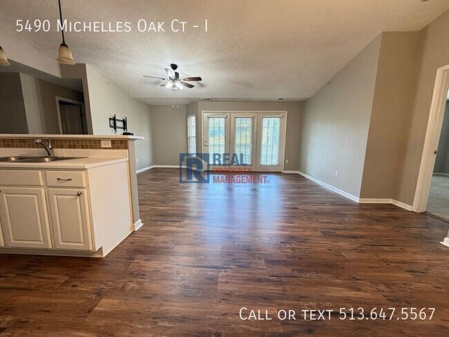 Foto del edificio - 5490 Michelles Oak Ct
