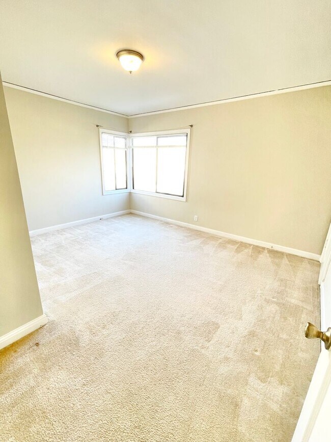 Building Photo - Charming 2 bed 2 bath flat in prime sunset...