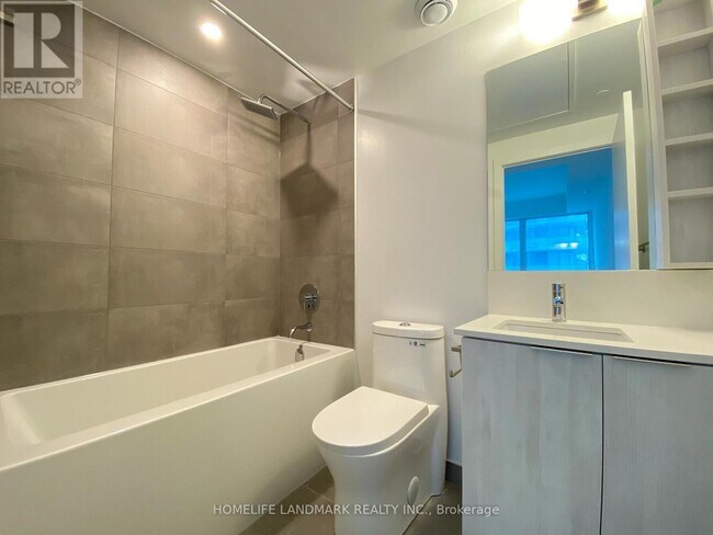 Photo du bâtiment - 8 Wellesley St W