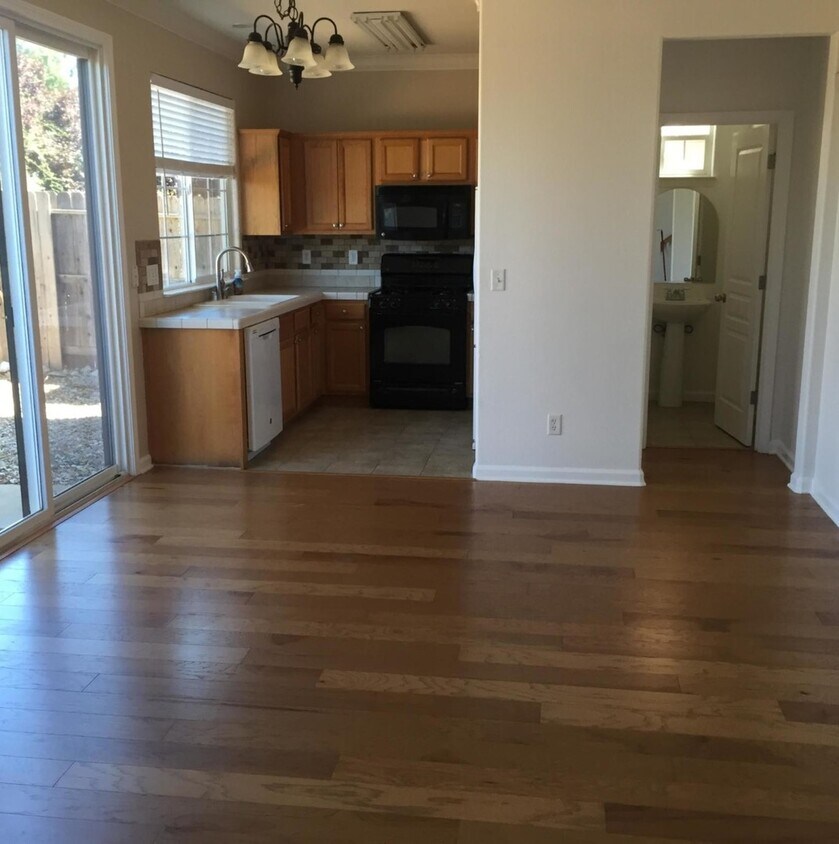 Foto del edificio - 3-bedroom, 2-bathroom home in great neighb...