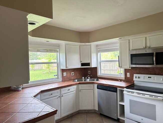 Foto del edificio - 383 SW Tulip Blvd