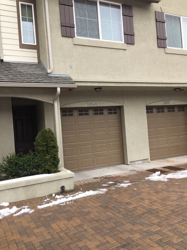 Foto del edificio - Large 2 Bedroom Sterling Ridge Town Home with 2 car garage