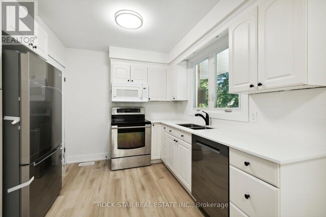 Building Photo - 87 Leaside Dr