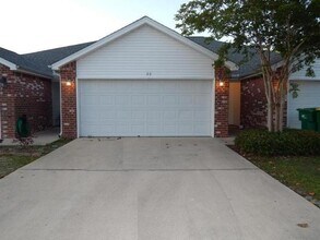 Building Photo - 29 E Lane Dr