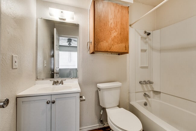 Foto del edificio - 5707 Spring Meadow Rd