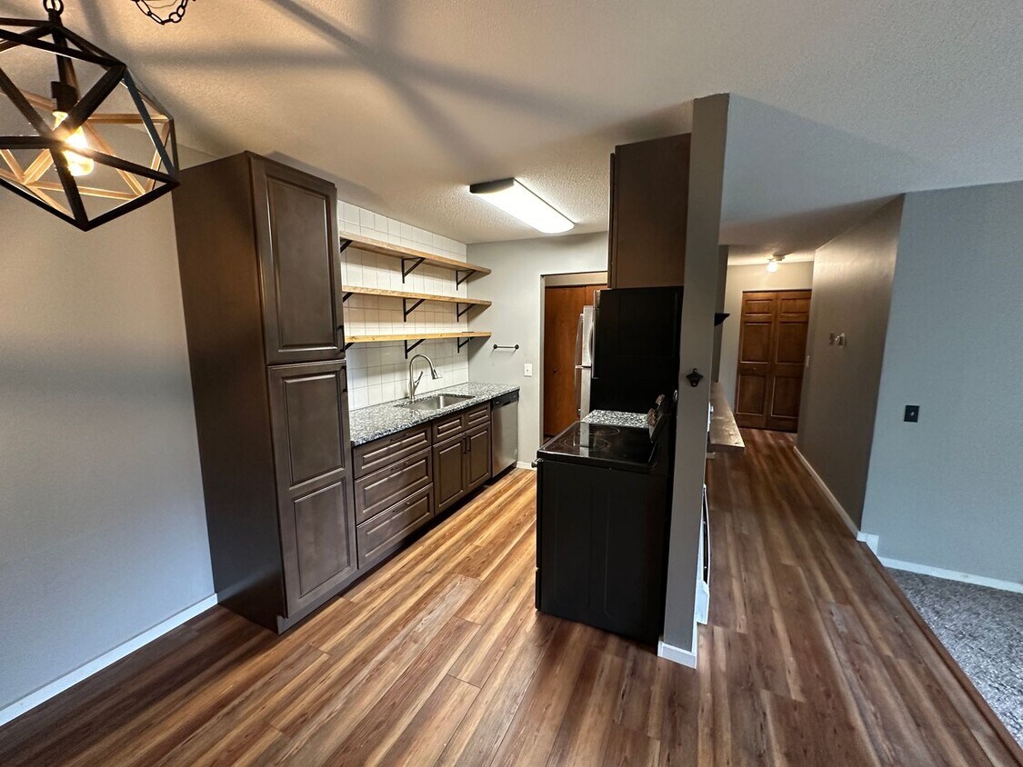 Primary Photo - Updated 1 bedroom condo near Rosedale Mall!