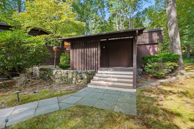 Building Photo - 30 Peacock Farm Rd