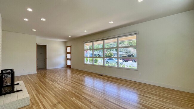 Building Photo - Beautifully Updated, 3 bedroom, Single-Lev...