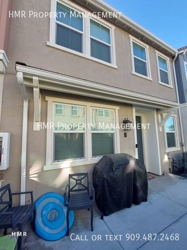 Building Photo - Stylish 3-Bedroom Townhouse
