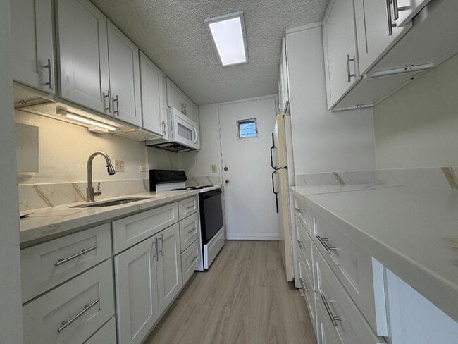 Building Photo - To register for the showing time below, note the 4 digit code: 3864 and click "APPLY NOW."(mobile...