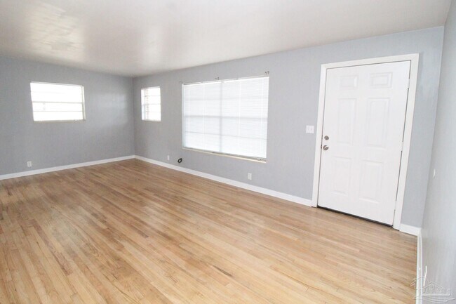 Building Photo - 3865 Winona Dr