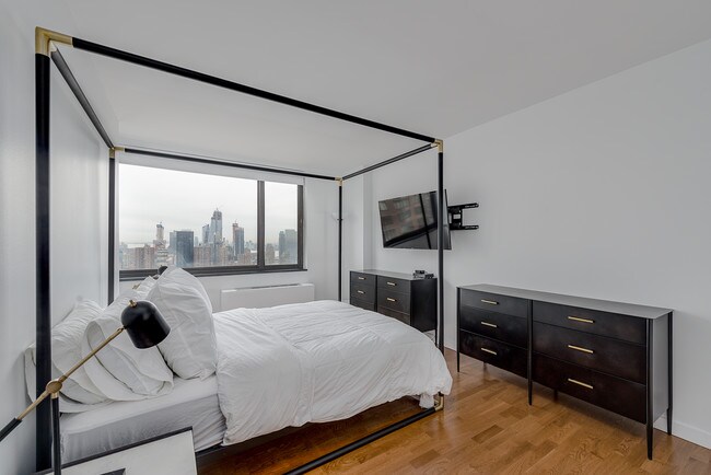 Building Photo - 124 W 60th St