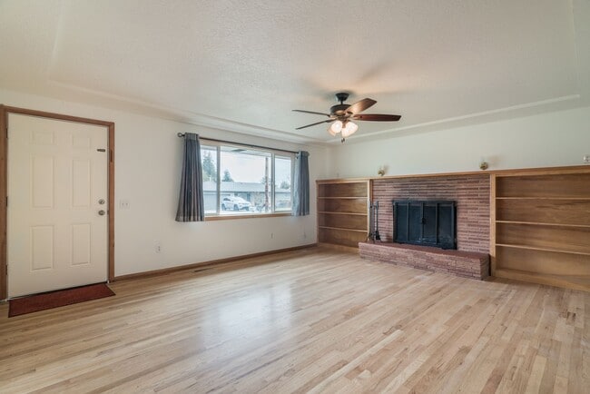 Building Photo - SE Walnut (Hillsboro)