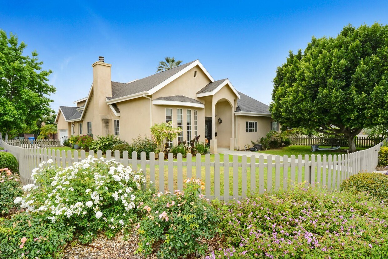 Foto principal - Gorgeous 3,000+ sq ft home in Glendora wit...