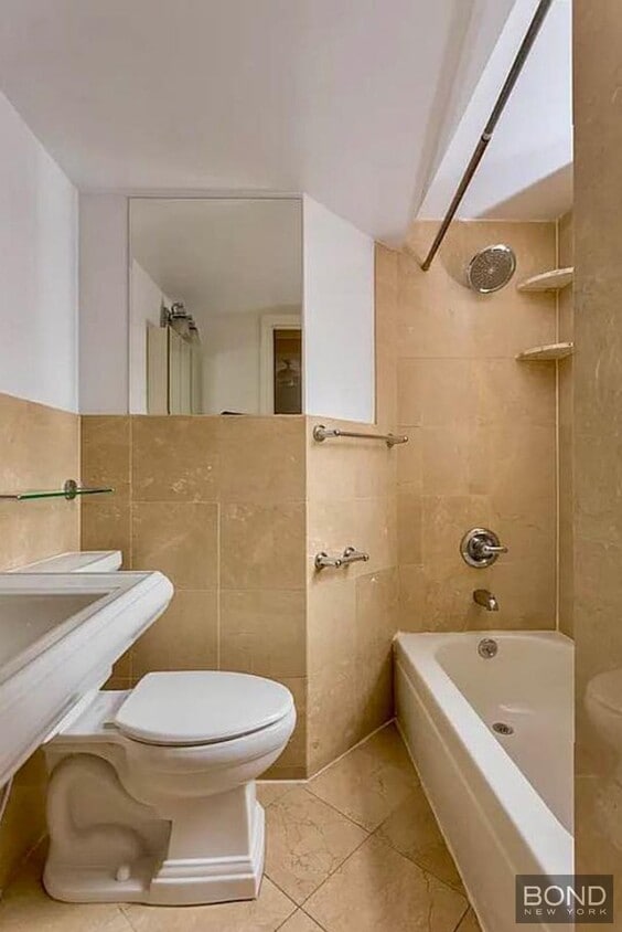 Building Photo - 234 Mott St