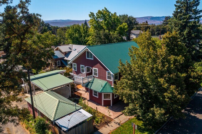 Building Photo - Spacious home close to CWU!