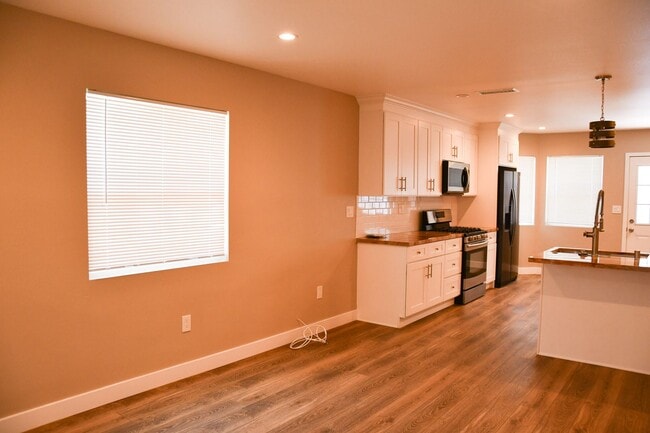Building Photo - Orange (874-826) North
