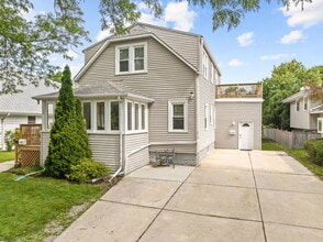 Building Photo - 548 Prairie Ave