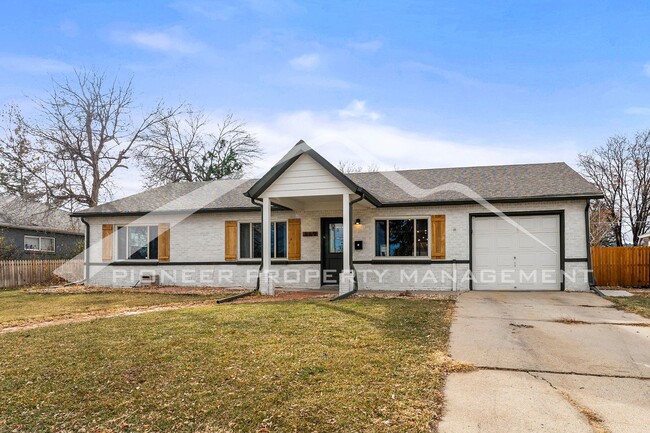 Building Photo - Modern Home with Washer/Dryer and Fenced Yard