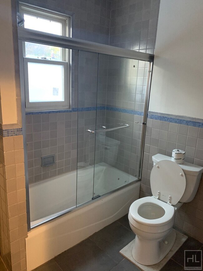 Building Photo - GETTYSBURG STREET INCREDIBLE 2 Bedroom - N...