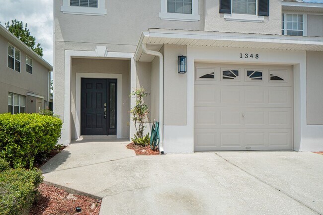 Building Photo - Beautiful 3/2.5 Townhome in gated communit...