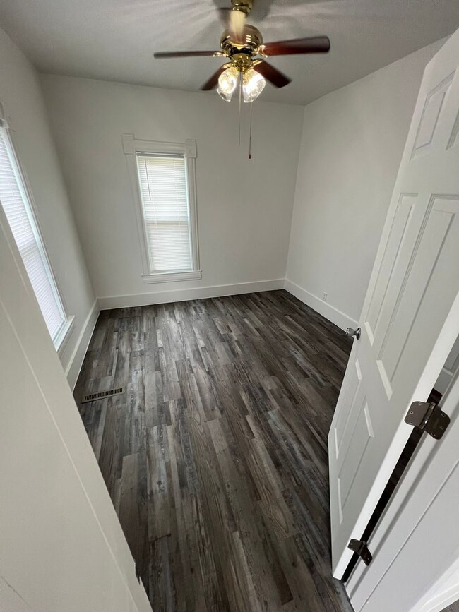 Building Photo - 2 bedroom house with fenced in back yard i...