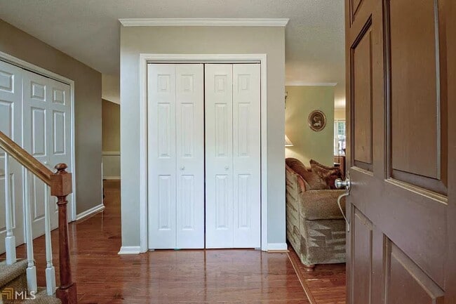 Building Photo - 102 Oak Newel