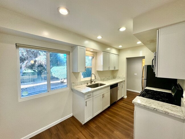 Building Photo - Great 3B/2BA House in San Marcos!