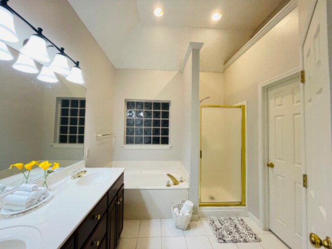 Building Photo - 11 Silverdale Cove