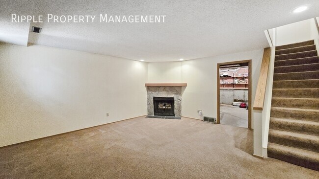 Photo du bâtiment - Fantastic 3 Beds, 1.5 Baths TownHouse | 2 ...