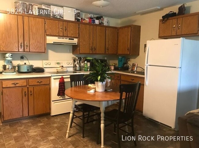 Foto del edificio - 5825 Laverne Cir N