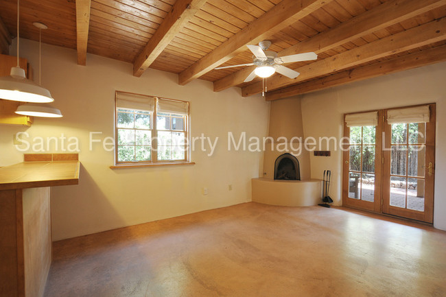 Building Photo - Immaculate Casita located Near Downtown