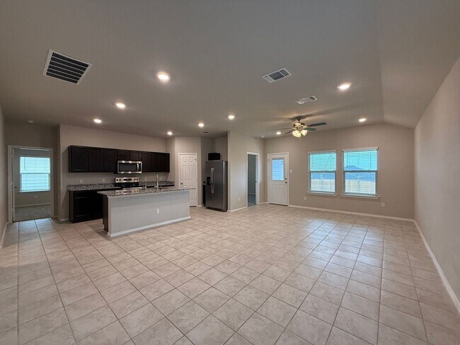 Foto del edificio - NEW IN MANAGEMENT - AVAILABLE NOW!