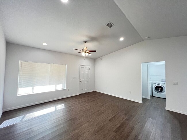 Building Photo - AWESOME 3 BD/2BA Home in Ocklawaha!! Available now!!