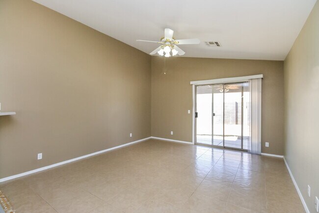 Foto del edificio - 2720 S Compton