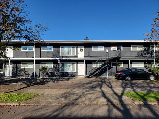 Building Photo - NO APPLICATION FEE AND FREE FIRST MONTHS RENT!! Cozy 2 Bed, 1 Bath Apartment Near Downtown Albany...