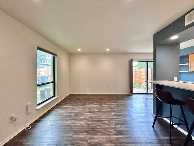 Building Photo - 6005 Cougar Dr