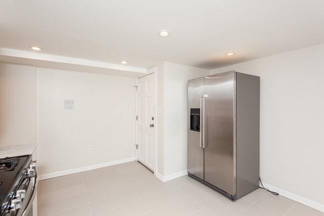 Building Photo - 3604 W Roscoe St