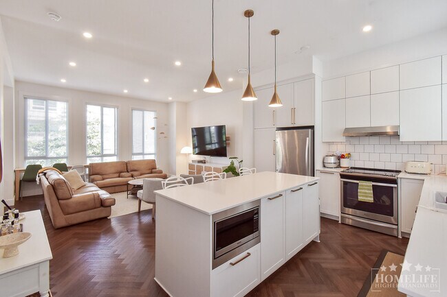 Building Photo - Bright & Spacious Townhome with Rare Large Yard in South Surrey