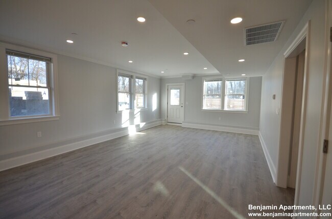 Foto del edificio - 120 Kenrick St