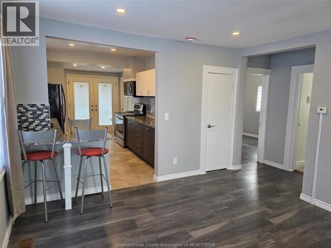 Photo du bâtiment - 1244 McKay Ave