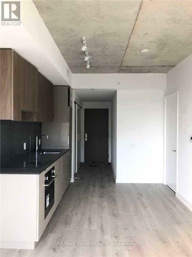 Building Photo - 161-4161 Roehampton Ave