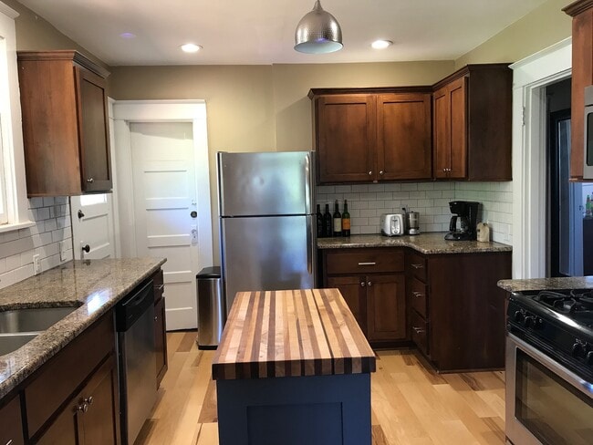 Building Photo - 6005 NE Failing St