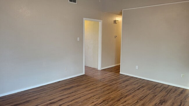 Building Photo - Available May! Cozy and comfortable 3/2/2 Home