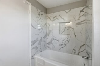 Building Photo - 7819 Bayside Dr Building Photo - 7819 Bayside Dr