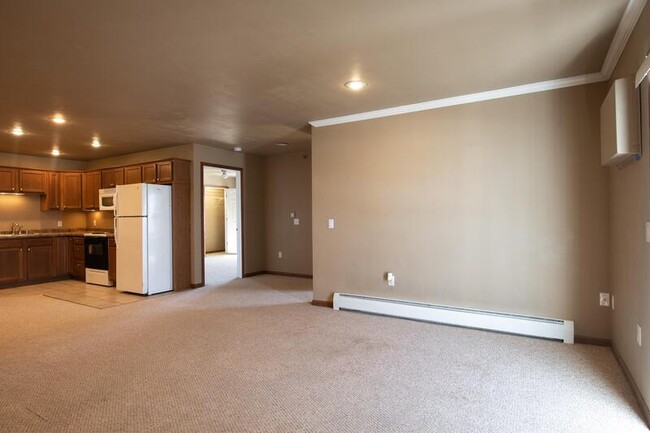 Building Photo - 830 E Elm Dr