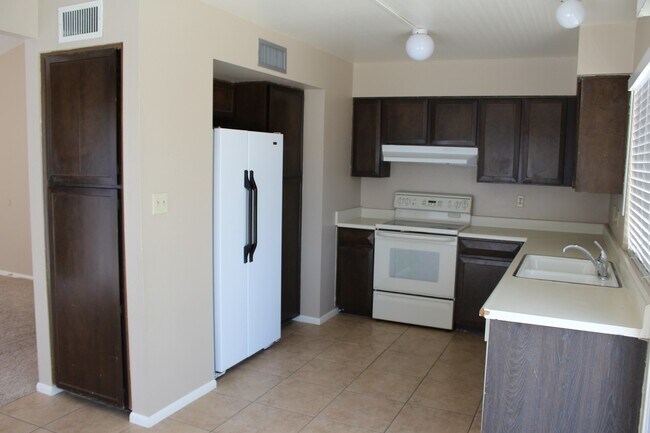 Foto del edificio - South Scottsdale Home with garage and priv...